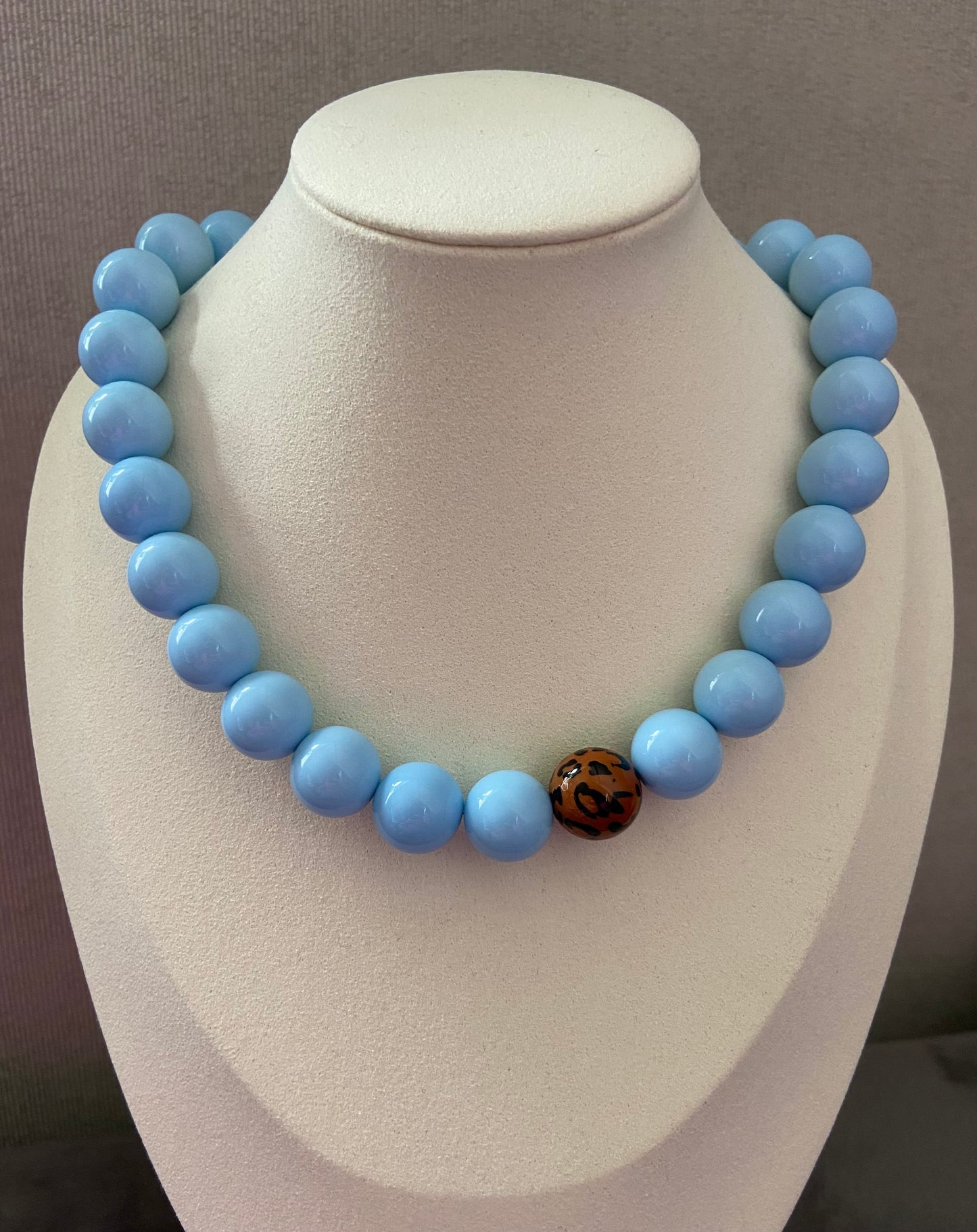 Lichtblauwe Bubble Gum kralenketting met Luipaard Detail
