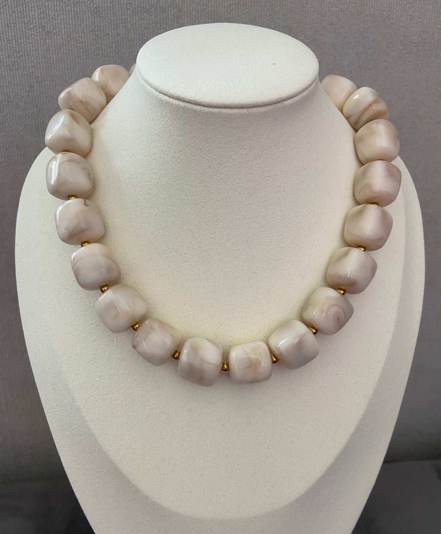 Pearl Beige Acryl Kralenketting