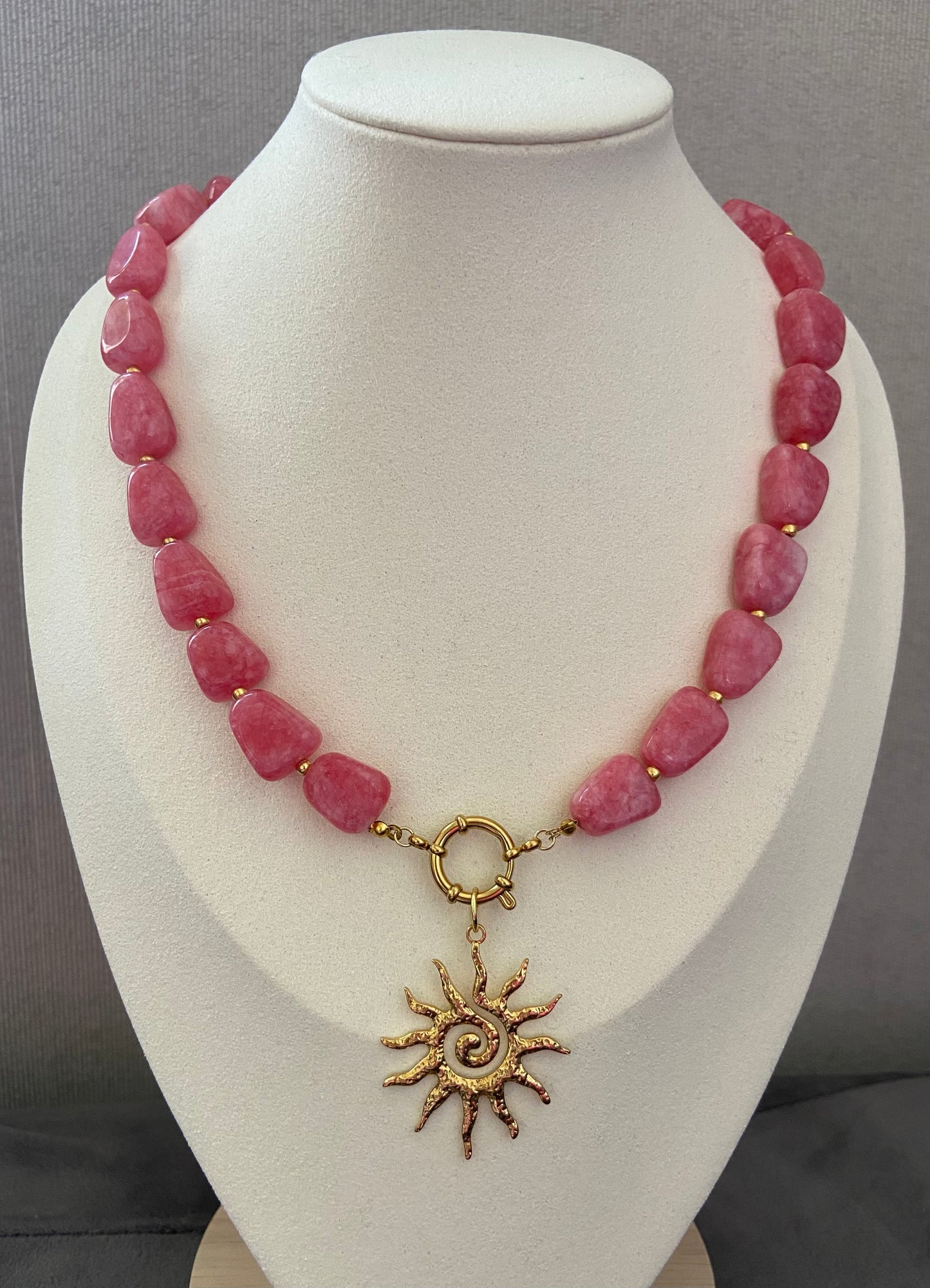 Roze Natuurstenen Kralenketting met Zonhanger
