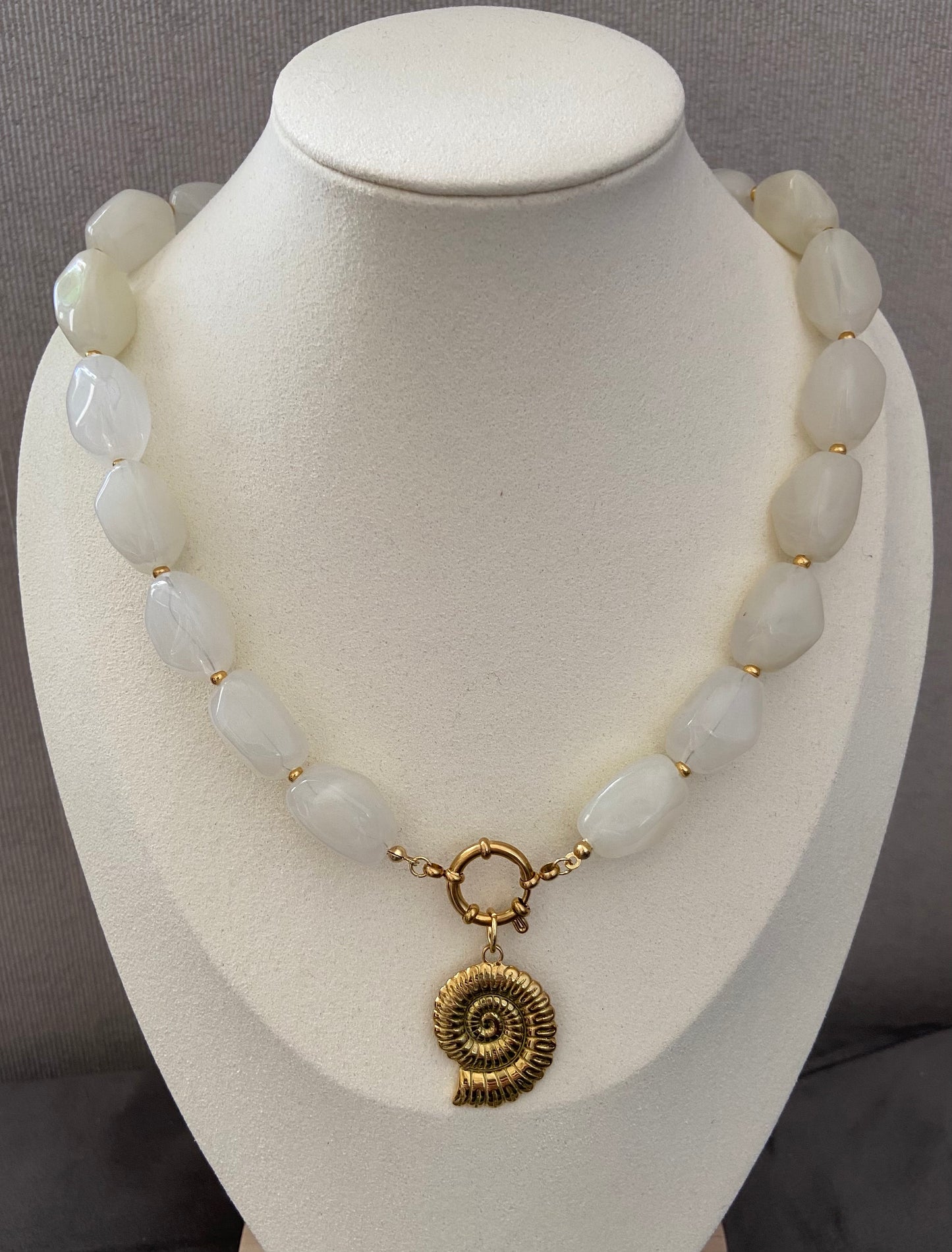 Ivory Tide – Acryl Kralenketting met Schelp Bedel