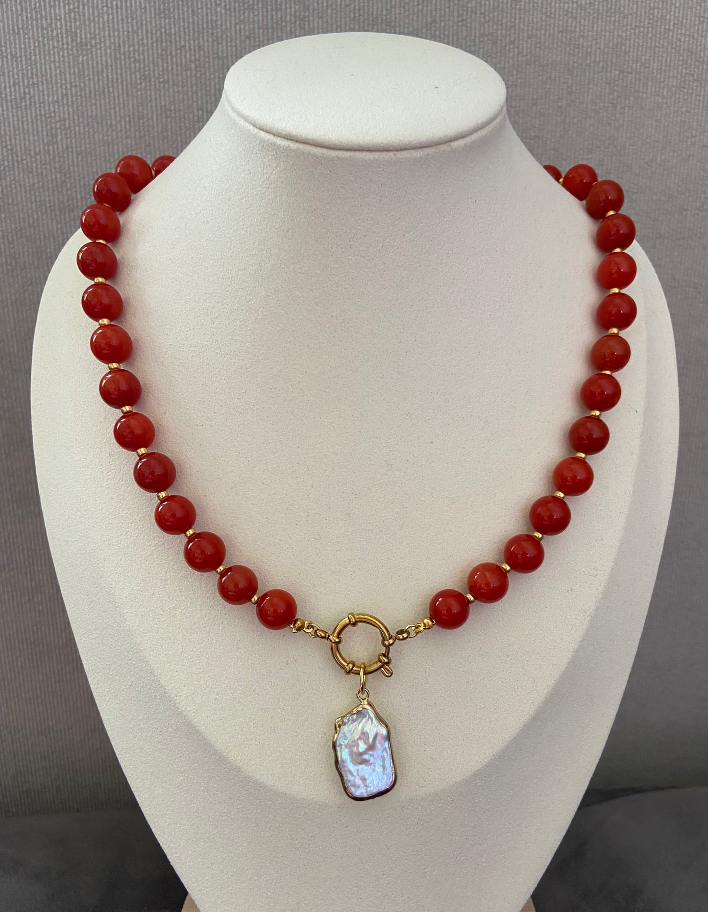 Ruby Glow – Natuurstenen Kralenketting met Parelhanger