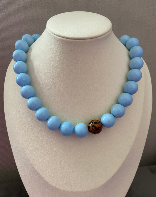 Lichtblauwe Bubble Gum kralenketting met Luipaard Detail