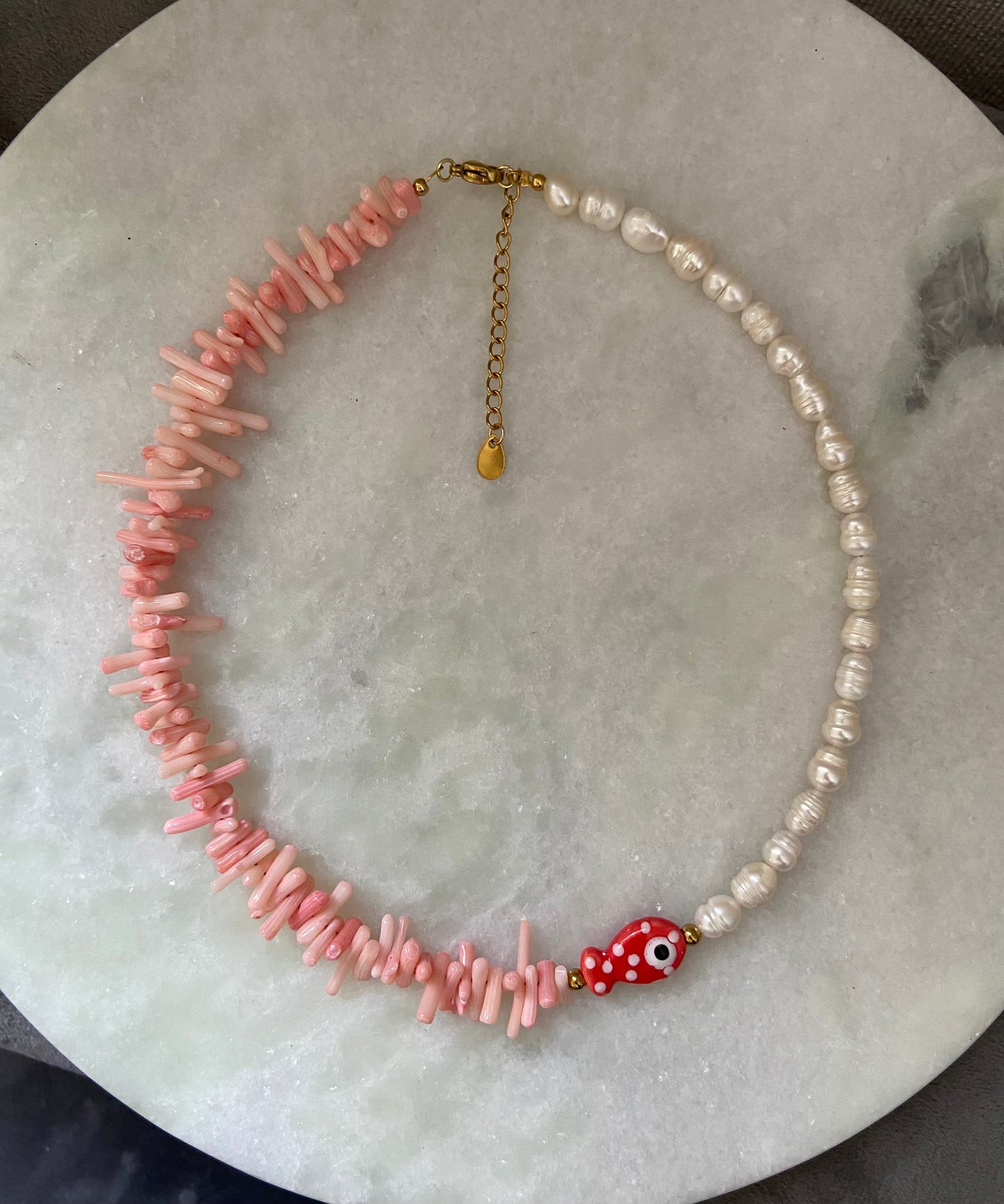 Coral Reef – Schelp- & Parelketting met Visdetail