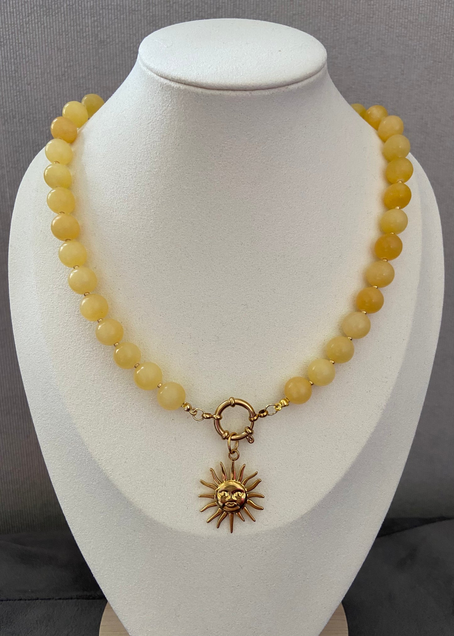 Golden Sunrise – Natuurstenen Kralenketting met Zonhanger