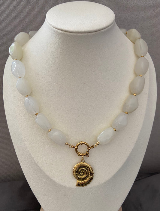 Ivory Tide – Acryl Kralenketting met Schelp Bedel