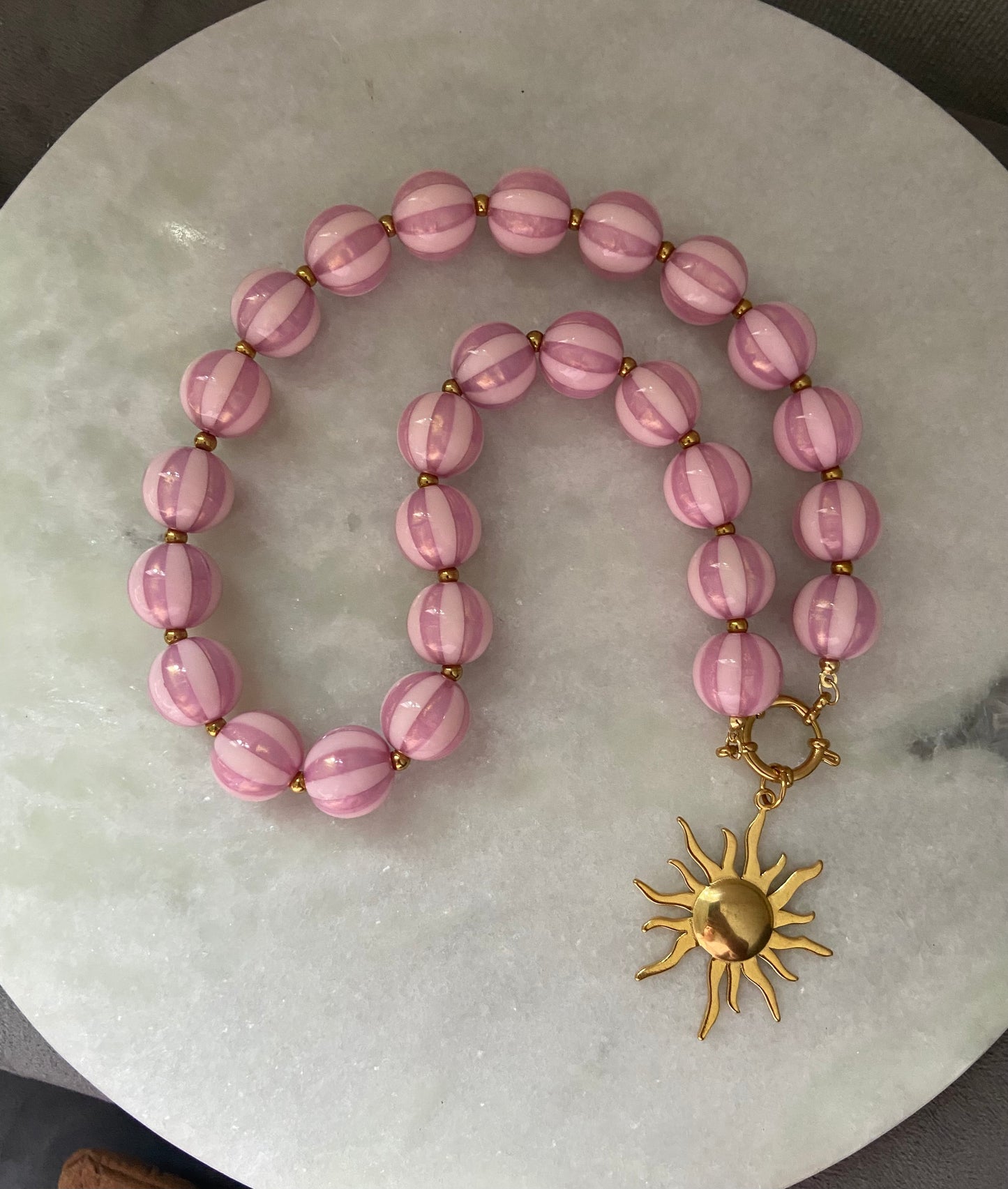 Roze Acryl Kralenketting met Goudkleurige Zonhanger