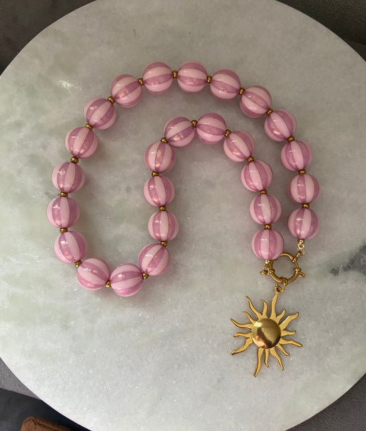 Roze Acryl Kralenketting met Goudkleurige Zonhanger