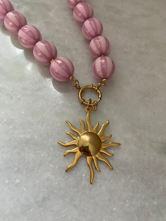 Roze Acryl Kralenketting met Goudkleurige Zonhanger